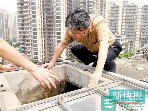 ■许钦松来到居民楼顶查看水池。